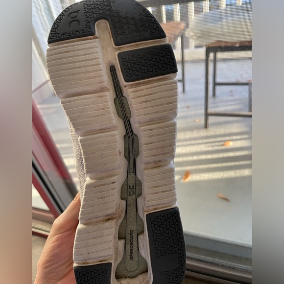 Size 7 On Cloudrift tennis shoes - Picture 3 of 7